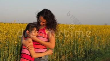 快乐的孩子在大<strong>自然</strong>中<strong>拥抱</strong>母亲。 一个带着婴儿的女人在黄色的花中<strong>拥抱</strong>。 妈妈<strong>拥抱</strong>她的女儿。 儿童的情绪